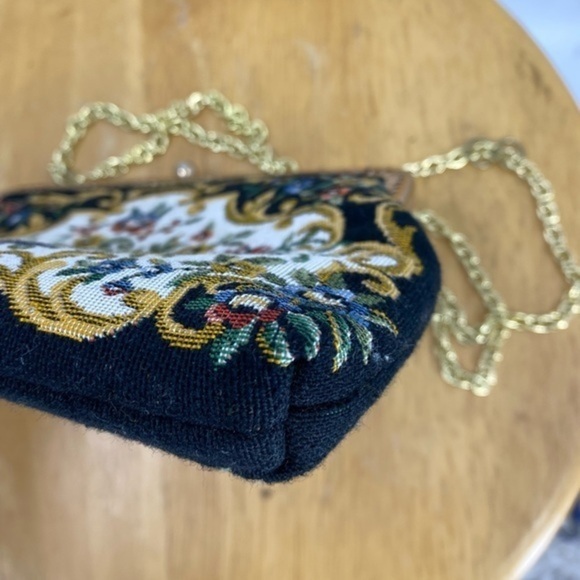Vintage made in Hong Kong floral tapestry kiss lock closure purse - Picture 4 of 8